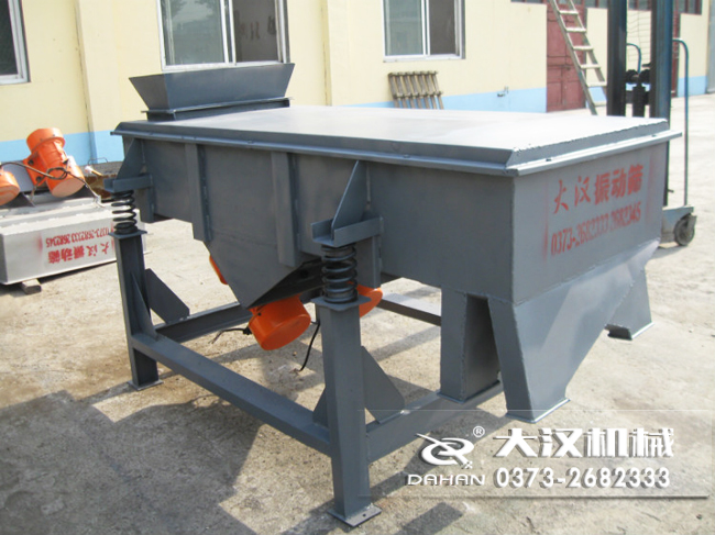 1016型直線振動篩的材質(zhì)分為：不銹鋼，碳鋼兩種可以選擇。