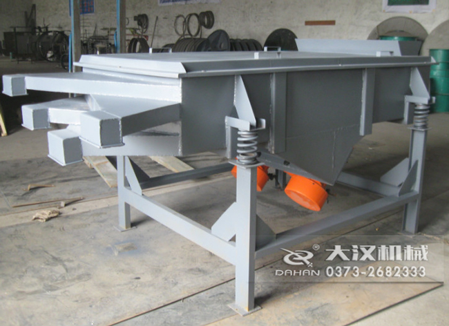  525型直線振動篩采用碳鋼材質(zhì)，有四個出料口可同時篩出5種不同的物料等級。