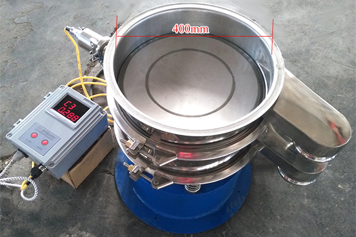 小型振動篩采用彈跳球為清網(wǎng)裝置，清網(wǎng)效果好。