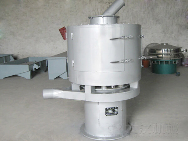 氣流篩與其它普通振動篩不同的是其采用的是立式篩網(wǎng)，篩分主要動力來自風(fēng)機的吹動帶動物料撲向篩網(wǎng)，從而完成篩分目的。